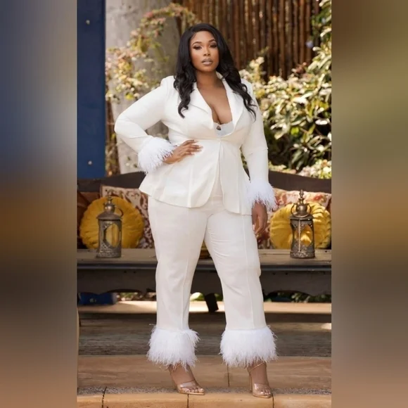 ☆☆Influencer Fave~Ellae' Lisque', "She Has Arrived White Feather Suit, Sz 1X - Picture 2 of 9